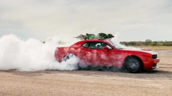 Dodge Challenger Hellcat com a árvore de Natal mais rápida do planeta